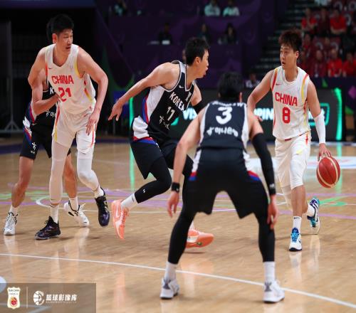 中国男篮队长！赵睿控场依然稳定全场贡献9分4篮板3助攻