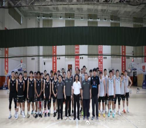 辽宁男篮内部教学赛8178战胜山东双方在赛前合影留念