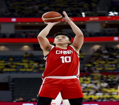 体坛周报：不怯场！20岁王俊杰砍21分男篮未来4号位答案