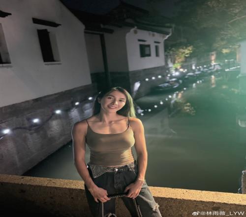 赛场外好美林雨薇罕见晒绝美生活照，军绿色背心配上牛仔裤