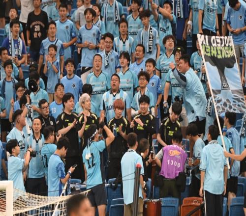 NIP分享队员与新鹏城全队合影：感谢新鹏城送的定制球衣