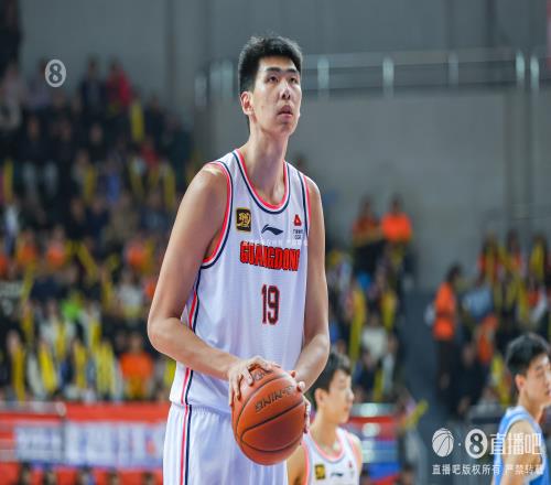 媒体人：徐昕转会青岛是假消息青岛得先把后卫的事搞定