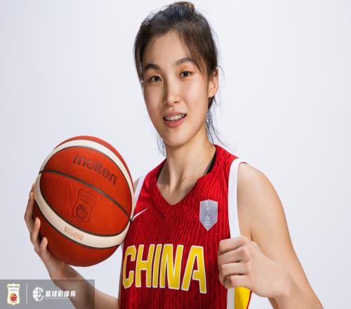新华社：这位27岁的中国女篮新人，只想做好当下