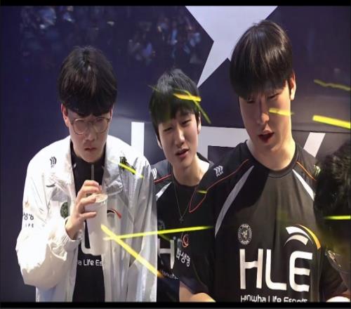 终于赢了！HLE扳平比分，同时终结面对GEN、T1的小局13连败！