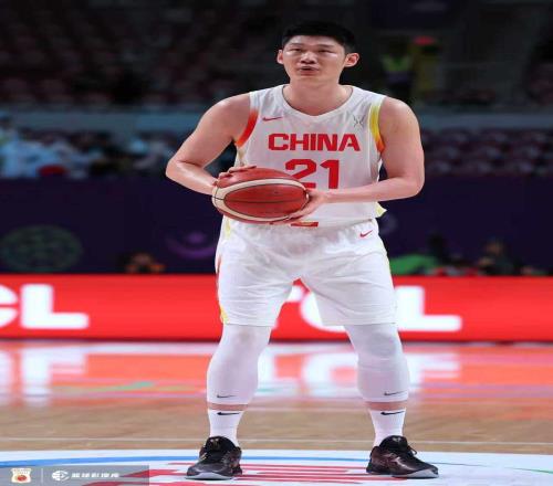 媒体人：新西兰这防守有点东西胡金秋根本接不到球