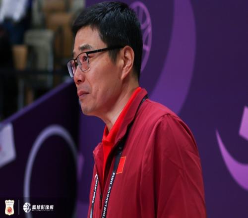 十年了！中国男篮杀进亚洲杯决赛篮协主席郭振明在现场红了眼眶