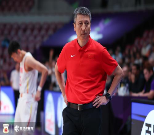 FIBA官方：中国挑战澳洲“不败神话”谁能捧起亚洲杯冠军奖杯