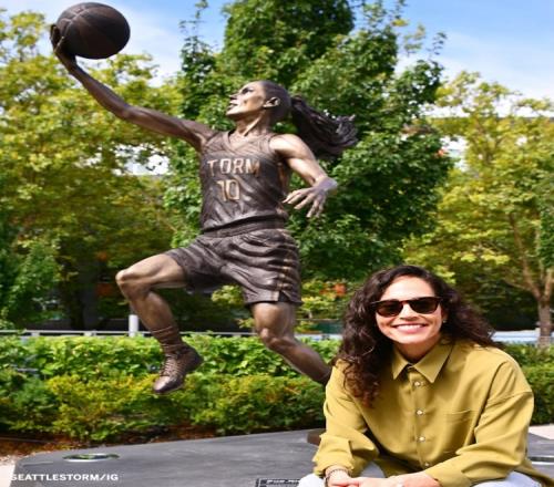 WNBA历史首人！西雅图风暴队名宿苏伯德的雕像今天揭幕