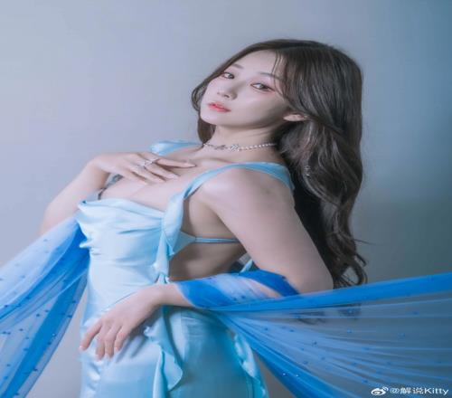 解说Kitty晒出性感写真照：或许你也喜欢蓝色