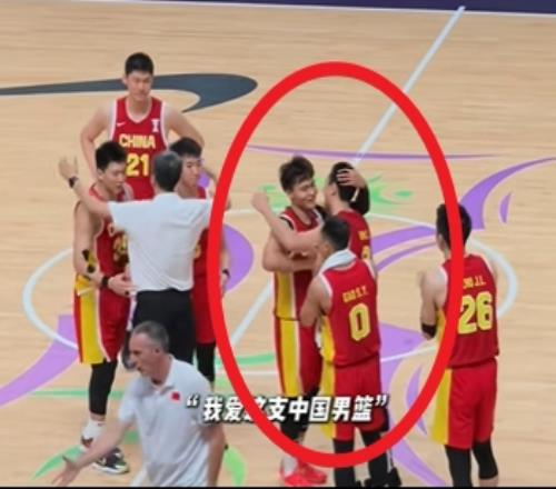 这氛围爱了！错失绝杀后全队纷纷上前鼓励胡明轩赵睿微笑拍头