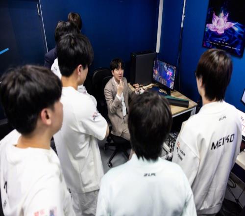 全神班“神”就神在这！FPX目前1胜9负唯一一胜为对阵iG时横扫取得