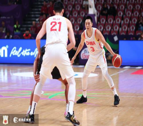 媒体人：赵睿胡金秋胡明轩是这些年轻球员最好的信念与支柱