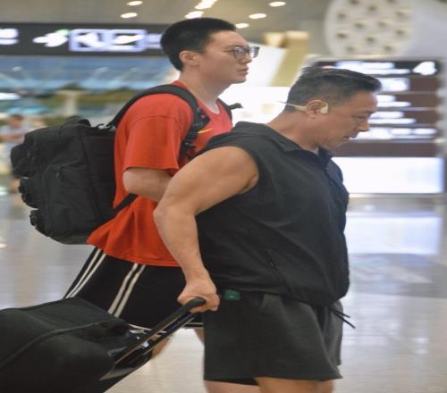 老爸的麒麟臂太壮了胡明轩父亲到机场接儿子回家