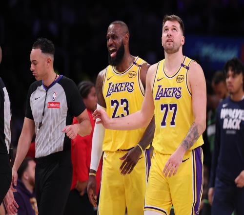ESPN：湖人应更多利用詹姆斯&东契奇挡拆骑士时LBJ&欧文挡拆更多