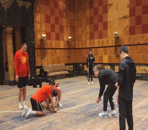中国男篮决赛日没时间赶往场馆训练在酒店用胶布贴了个临时球场