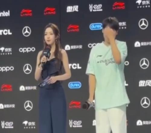 现场粉丝视频：Wei上台采访等待期间疑似情绪上头，希然一旁安慰
