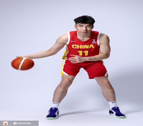 媒体人：余嘉豪亚洲杯暴露的短板是篮下终结、防守护筐、篮板保护