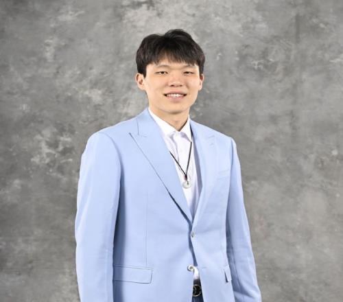 加油！杨瀚森更新微博头像从小丑约基奇换成了西装杨瀚森