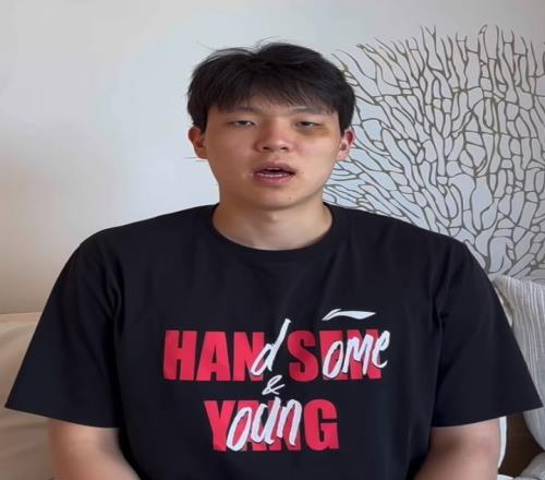 杨瀚森肿着熊猫眼回复东契奇：谢谢关注等你的手机号赛场见