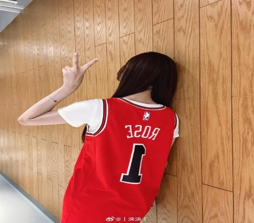 泱泱身着罗斯球衣晒照：TheyoungestMVP