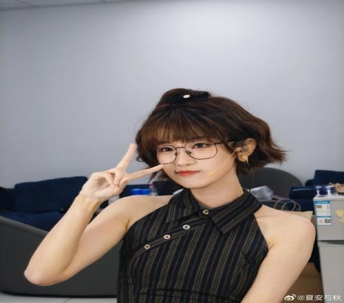 夏安晒照：今天是短发小卷毛学姐妆发老师们伟大！很喜欢捏嘿嘿