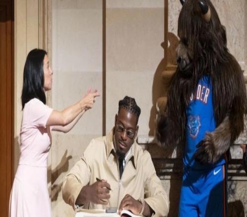 捧杯荣归故里！多特签署家乡蒙特利尔市《城市金书》！