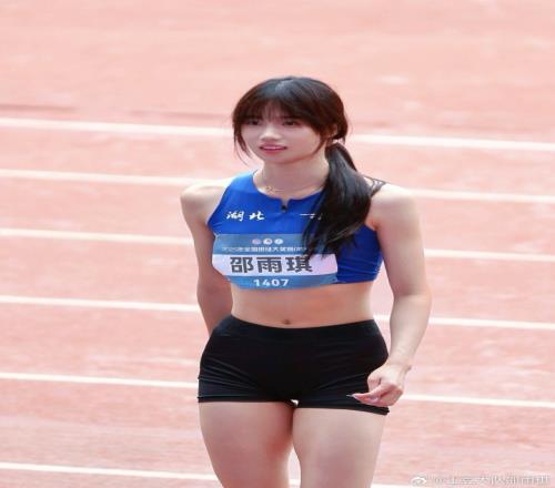 跳高冠军邵雨琪：可能大家觉得我buff叠满，长得好看+在清华上学