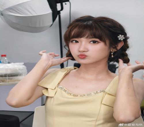 不加班就是开心！LPL女主持夏安晒照：哎嘿我上班了哎嘿我下班了