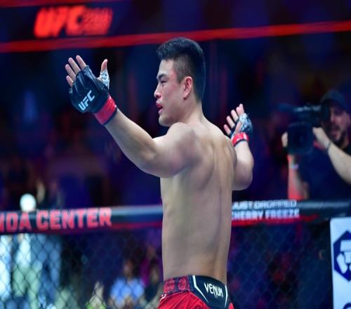 UFC格斗之夜上海站：张名扬次回合遭巴西名将约翰尼沃克TKO