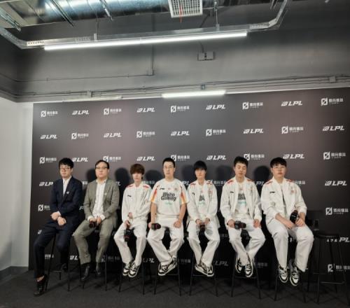 WBG赛后群访Xiaohu：我们打团不够好资源团落位太慢给不到压力