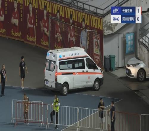 愿无大碍！廖力生被对手“爆头”，随后被担架抬走+医疗车入场
