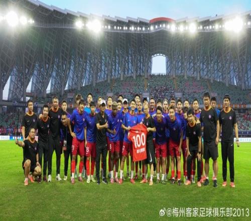 杨一虎迎来代表球队出战的第100场正式比赛赛前收获百场纪念球衣