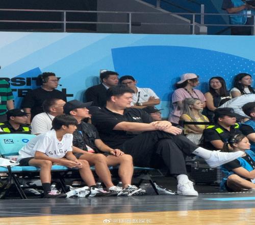 姚明&邓超观战AUBA决赛两位NBA老板蔡崇信&何猷君也来到了现场