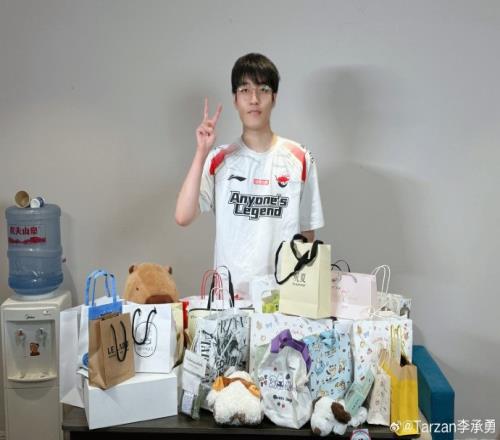 Tarzan感谢粉丝：希望大家万事如意、天天开心、身体健康