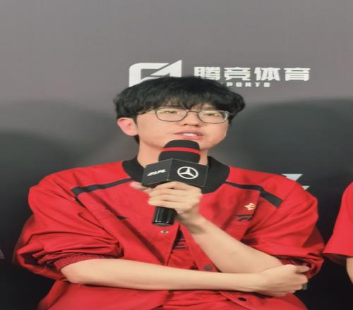 Jiejie谈加入FPX：个人还是想留在赛场正巧FPX向我抛出了橄榄枝