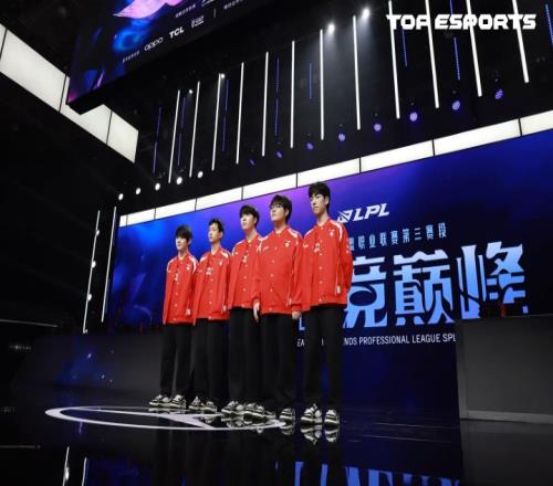 全神班的施舍FPX不敌BLG战绩1胜12负最后一场比赛将对阵TES