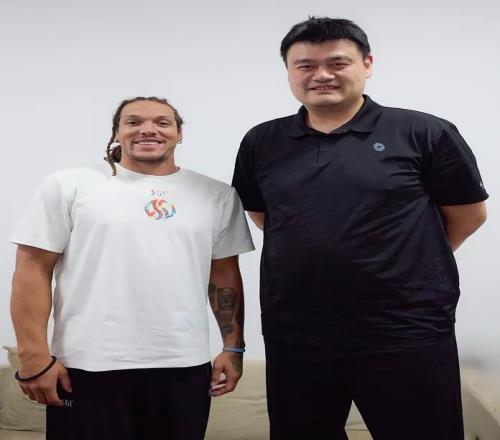 排面拉满！掘金晒戈登与姚明合照：在上海的标志性见面