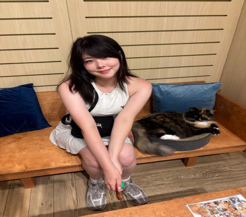 前职业选手Mayusi晒出自拍：苹果肌骨感面相，身材还挺有天赋