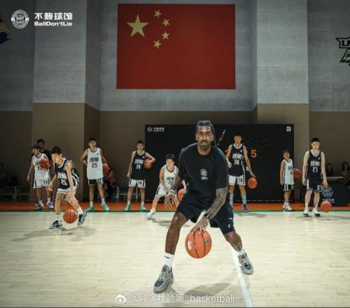 媒体人：梅奥在张镇麟训练营第4天担任训练师张镇麟全程亲自上阵