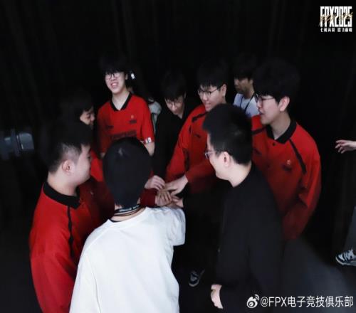 骑士之路能终结连败吗FPX不敌TES惨遭常规赛十连败