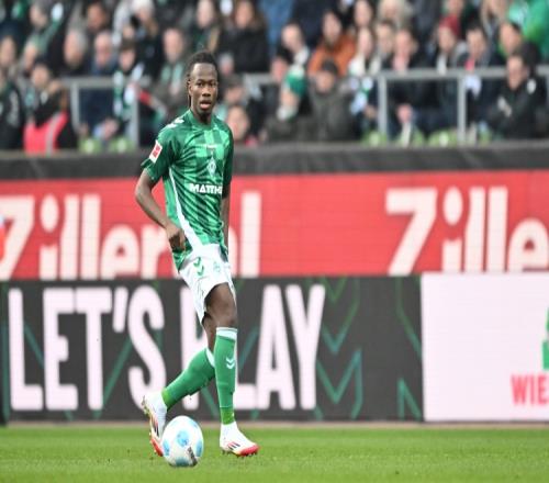 记者：莱斯特城、伊镇、巴黎FC、汉堡有意曼城边卫卡博雷