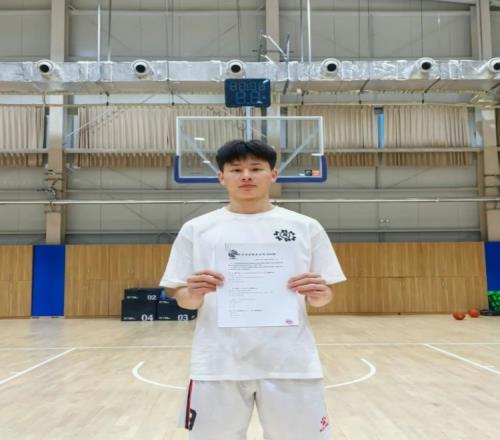 杨瀚森学弟谢文政加盟山东成淄博十一中第二位登陆职业赛场球员