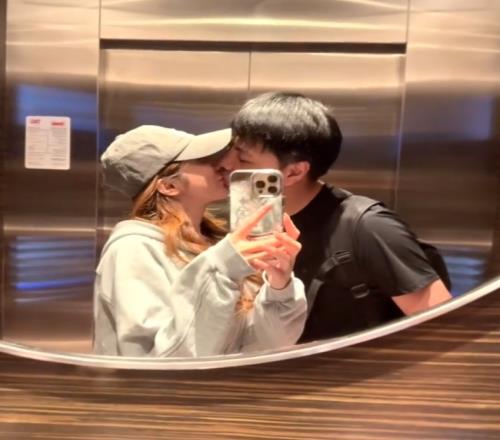 Xiaohai曾卓君妻子晒出沙特EWC参赛照片：与小孩甜蜜Kiss