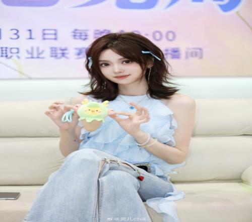 是短发的灵儿！KPL女主持灵儿晒照：今天素蓝色的风格！