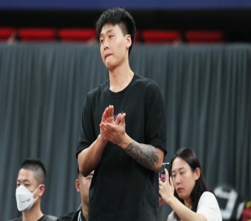 媒体人：首钢今天下午有个重量级会议做出最终决定促成赵睿加盟