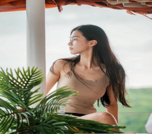 还是得农KPL美女解说诗诗晒照：旅游团的老法师随手一拍