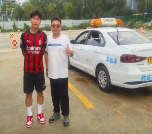 儿毛梦谢文能身穿AC米兰新赛季球衣在驾校学车