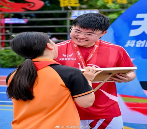 中国慈善家杂志分享Uzi故事：“只要你想,就能帮到一些需要的人”