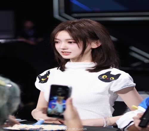 KPL官方女主持人灵儿晒照：“我在评论席陪你过七夕啦”