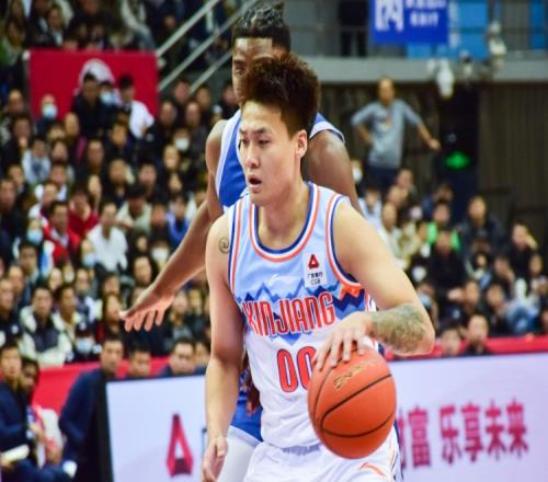 媒体人：曾凡博冲击NBA让北京锋线大打折扣但赵睿能顶3号位